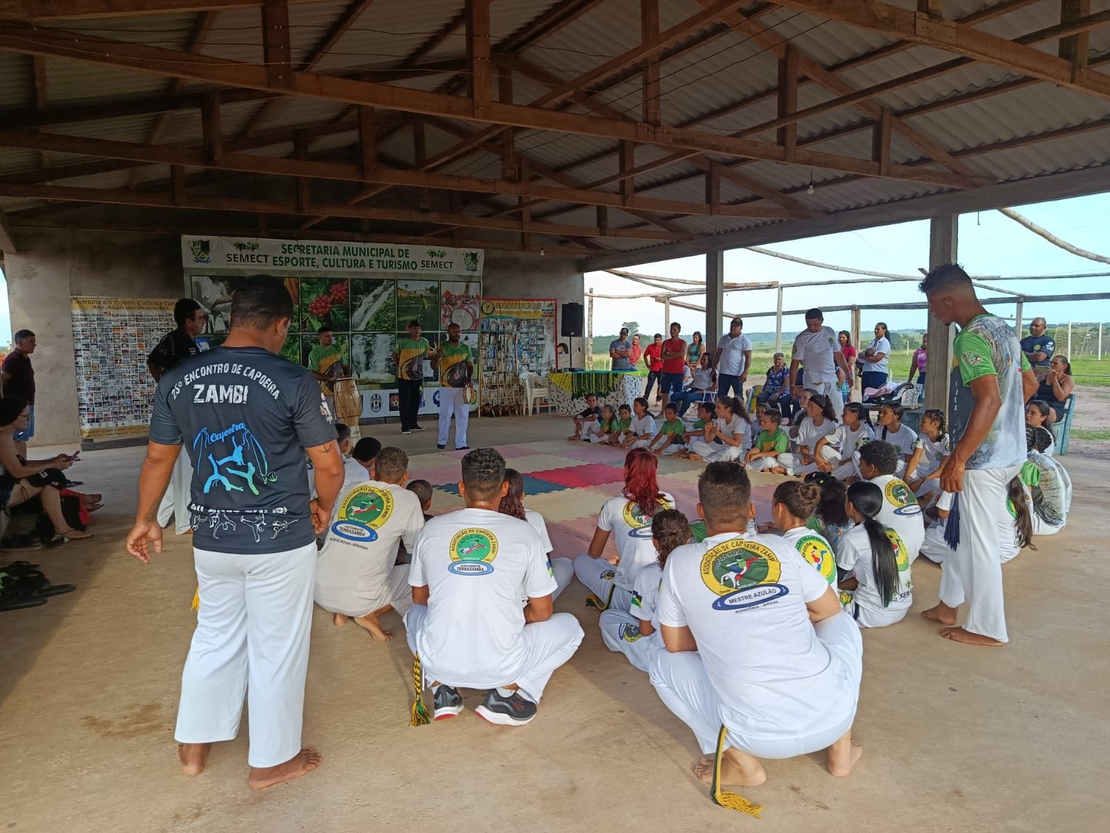 Imagem 2 - A SEMECT realizou no distrito Bosco , o primeiro encontro de capoeira .