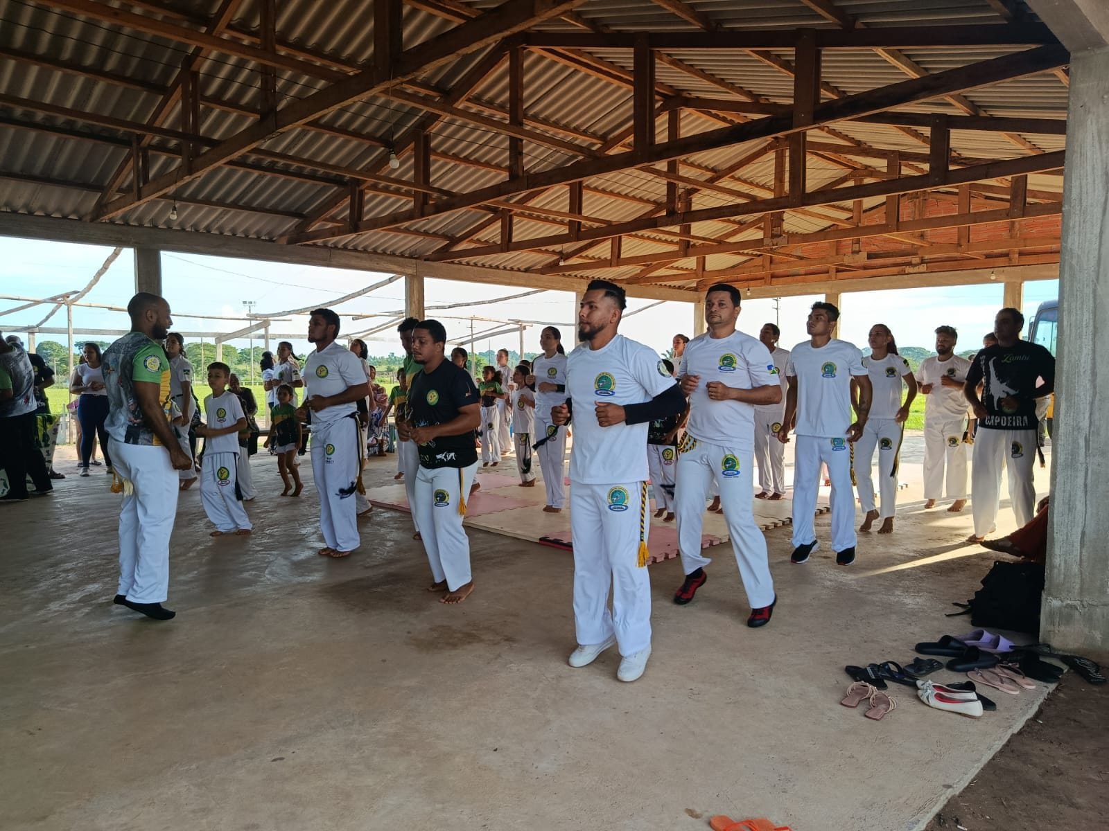 Imagem 1 - A SEMECT realizou no distrito Bosco , o primeiro encontro de capoeira .