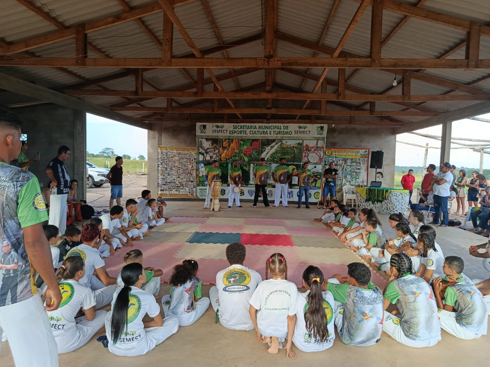 Imagem 3 - A SEMECT realizou no distrito Bosco , o primeiro encontro de capoeira .