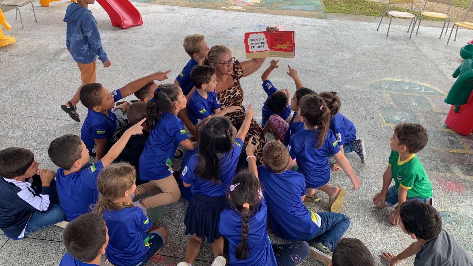 DIRETORA ROMILDA DA SILVA FREITAS E SUA EQUIPE PREPARARAM COM MUITO CARINHO A ESCOLA ARCO-ÍRIS.
