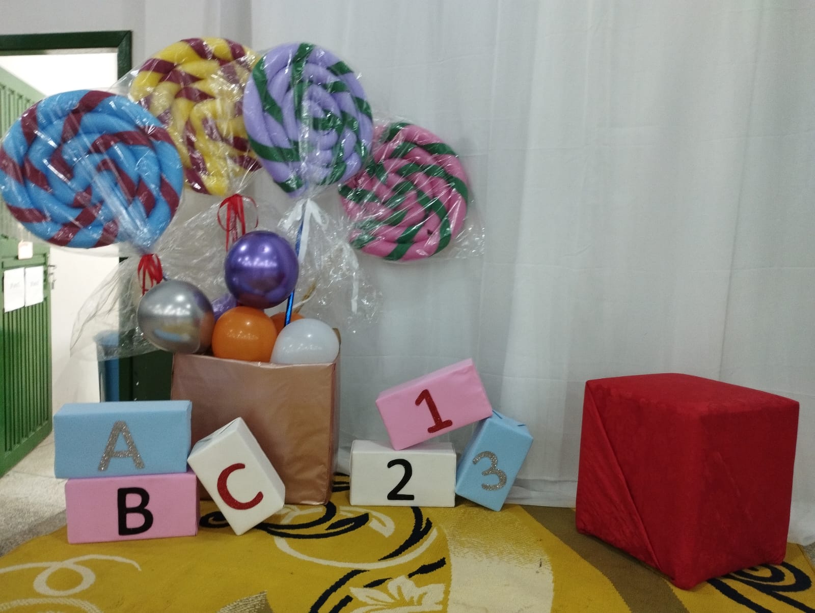 EQUIPE DA EDUCAÇÃO DE TEIXEIRÓPOLIS NA ORGANIZAÇÃO PARA RECEBER OS ALUNOS DE VOLTA AS AULAS