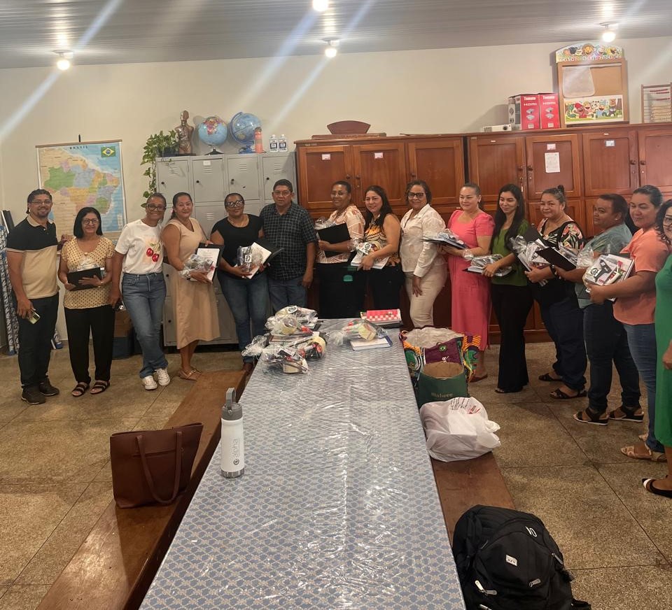 ENTREGA DE KITS ESCOLARES AOS PROFESSORES